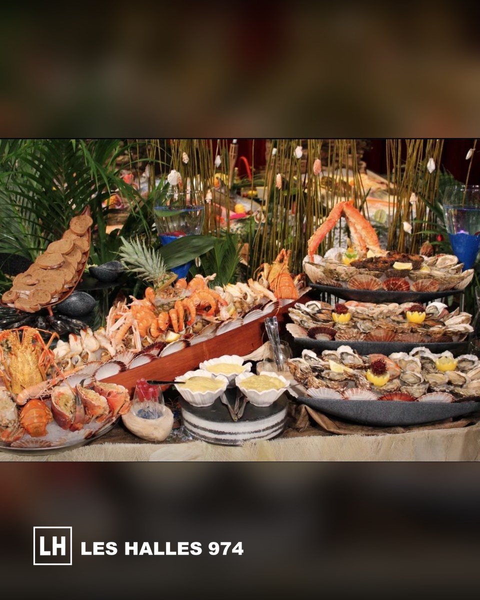 Buffet de fruits de mer : huîtres, coquilles Saint-Jacques, crabe et langoustines